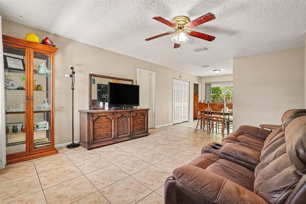For Sale: $290,000 (4 beds, 2 baths, 1239 Square Feet)