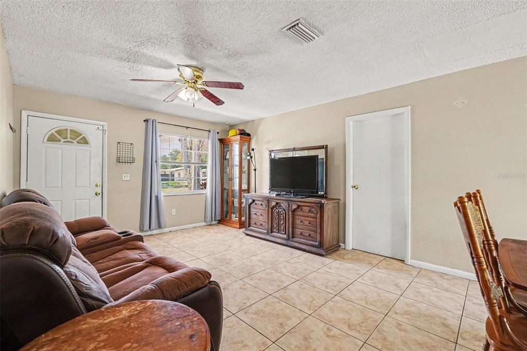 For Sale: $290,000 (4 beds, 2 baths, 1239 Square Feet)