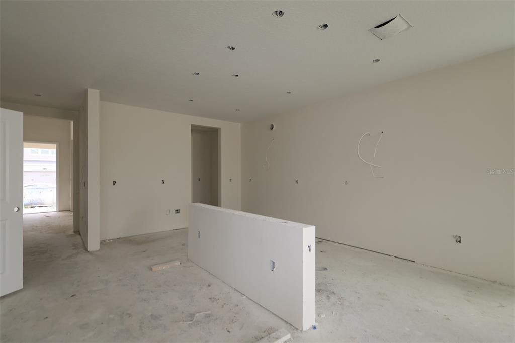 Activo con contrato: $739,990 (5 camas, 4 baños, 3783 Pies cuadrados)
