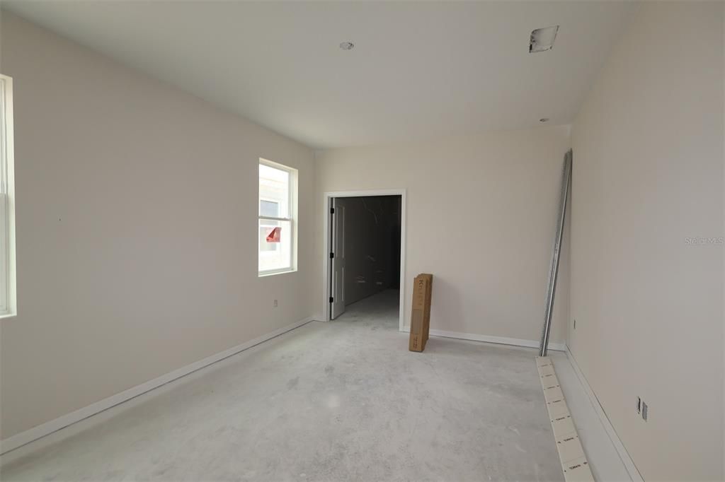 Activo con contrato: $739,990 (5 camas, 4 baños, 3783 Pies cuadrados)