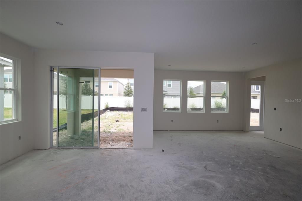 Activo con contrato: $739,990 (5 camas, 4 baños, 3783 Pies cuadrados)