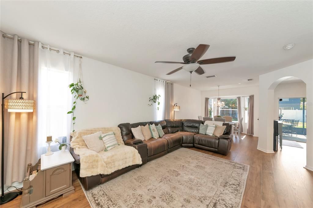 Activo con contrato: $324,900 (4 camas, 2 baños, 1754 Pies cuadrados)