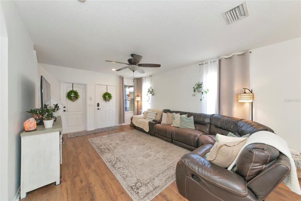 Activo con contrato: $324,900 (4 camas, 2 baños, 1754 Pies cuadrados)