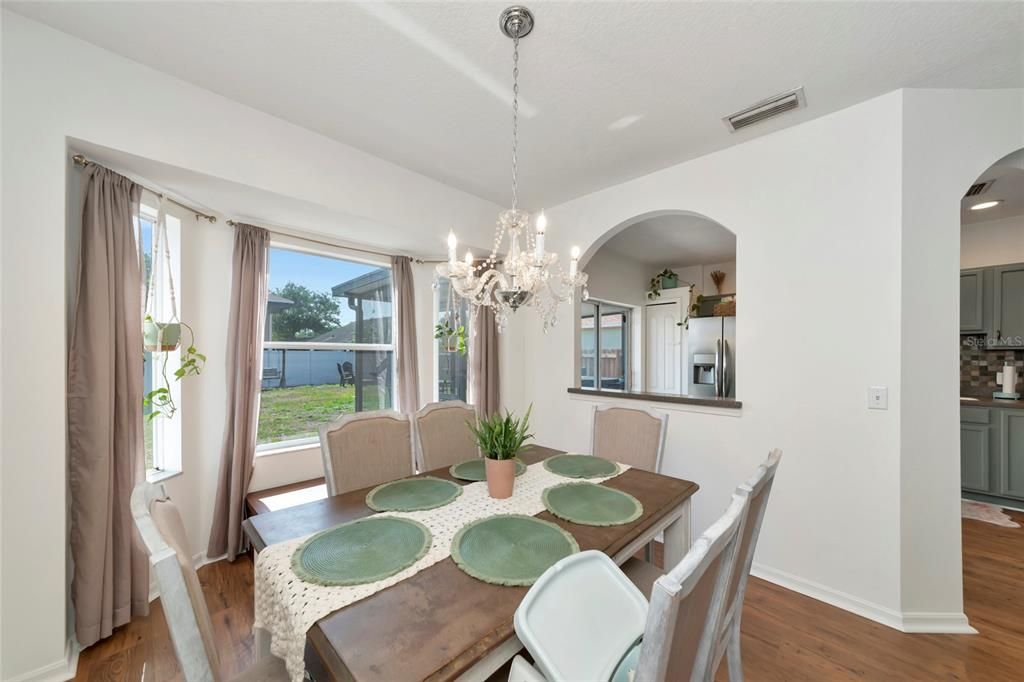 Activo con contrato: $324,900 (4 camas, 2 baños, 1754 Pies cuadrados)