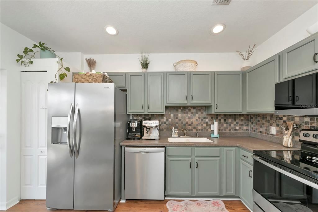Activo con contrato: $324,900 (4 camas, 2 baños, 1754 Pies cuadrados)