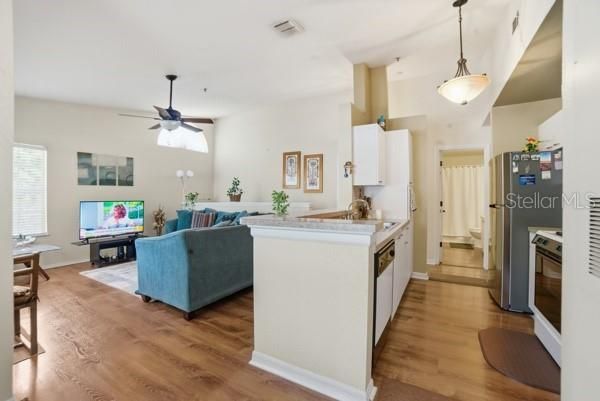 For Sale: $195,000 (2 beds, 2 baths, 1098 Square Feet)