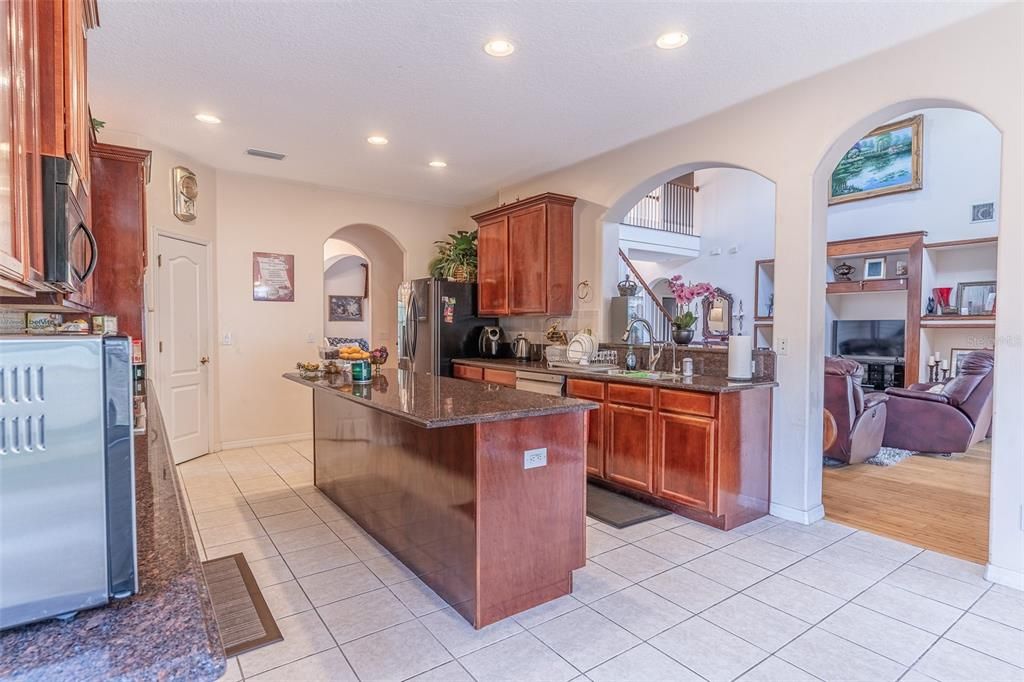For Sale: $900,000 (6 beds, 4 baths, 4173 Square Feet)
