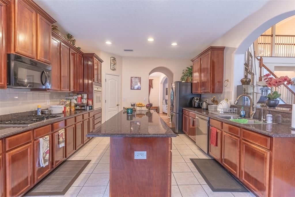 For Sale: $900,000 (6 beds, 4 baths, 4173 Square Feet)