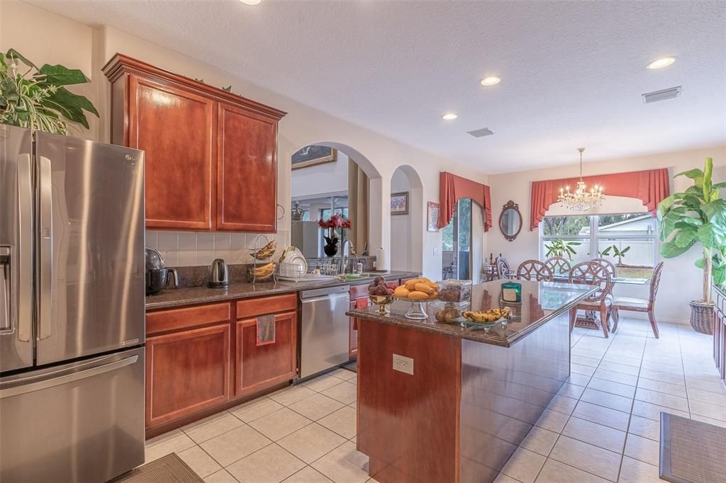For Sale: $900,000 (6 beds, 4 baths, 4173 Square Feet)
