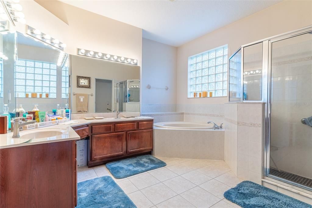 For Sale: $900,000 (6 beds, 4 baths, 4173 Square Feet)