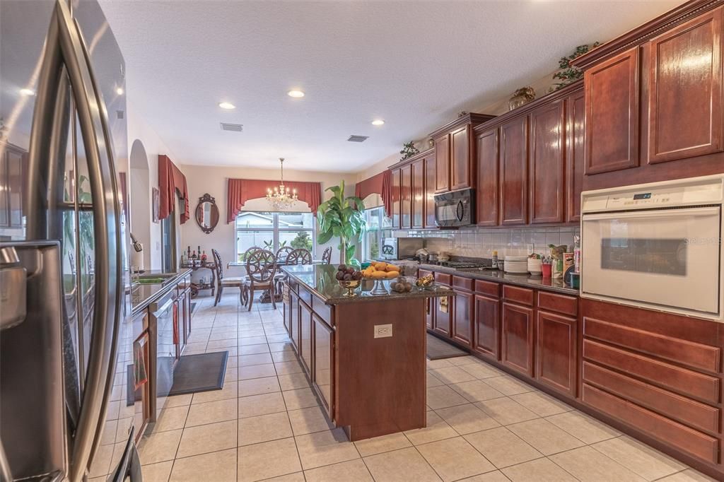 For Sale: $900,000 (6 beds, 4 baths, 4173 Square Feet)
