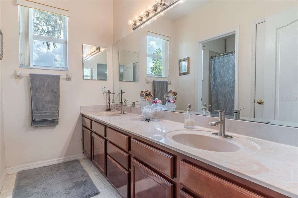 For Sale: $900,000 (6 beds, 4 baths, 4173 Square Feet)