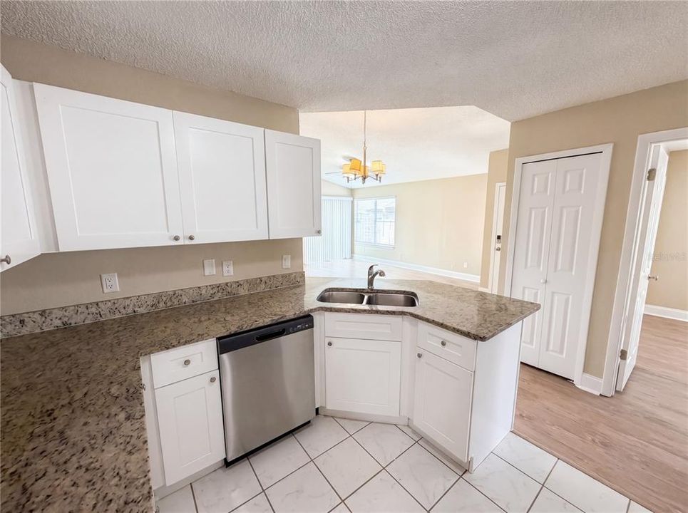 Active With Contract: $285,000 (3 beds, 2 baths, 1165 Square Feet)