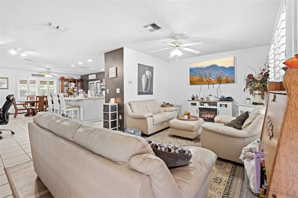 For Sale: $254,000 (2 beds, 2 baths, 1284 Square Feet)