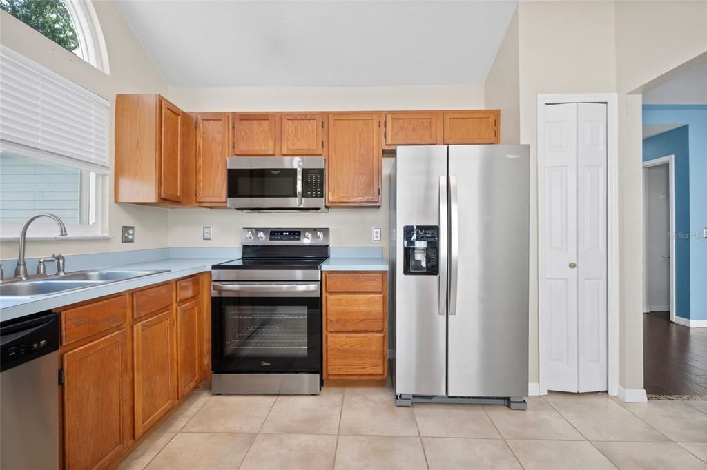 For Sale: $350,000 (3 beds, 2 baths, 1219 Square Feet)