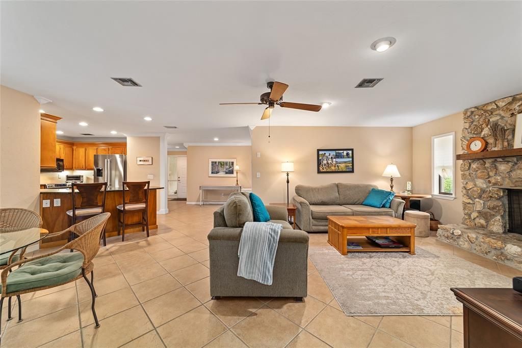 Activo con contrato: $349,000 (3 camas, 2 baños, 2258 Pies cuadrados)