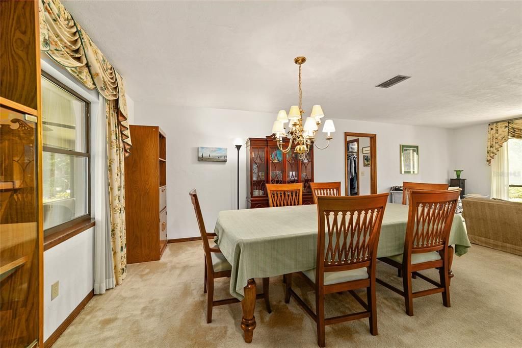 Activo con contrato: $349,000 (3 camas, 2 baños, 2258 Pies cuadrados)