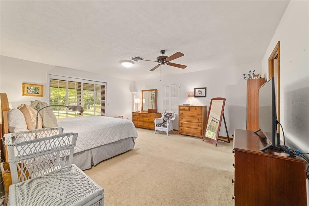 Activo con contrato: $349,000 (3 camas, 2 baños, 2258 Pies cuadrados)