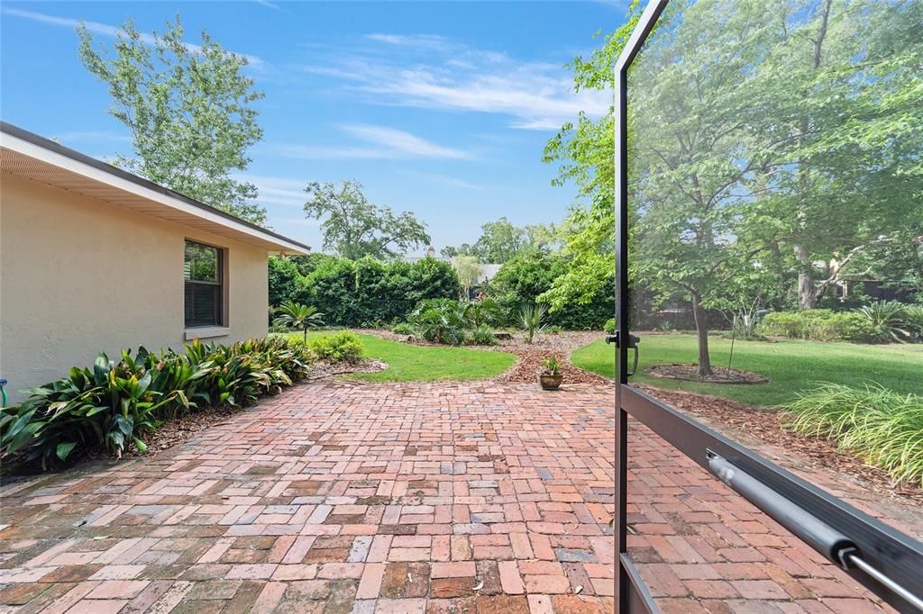 Activo con contrato: $349,000 (3 camas, 2 baños, 2258 Pies cuadrados)