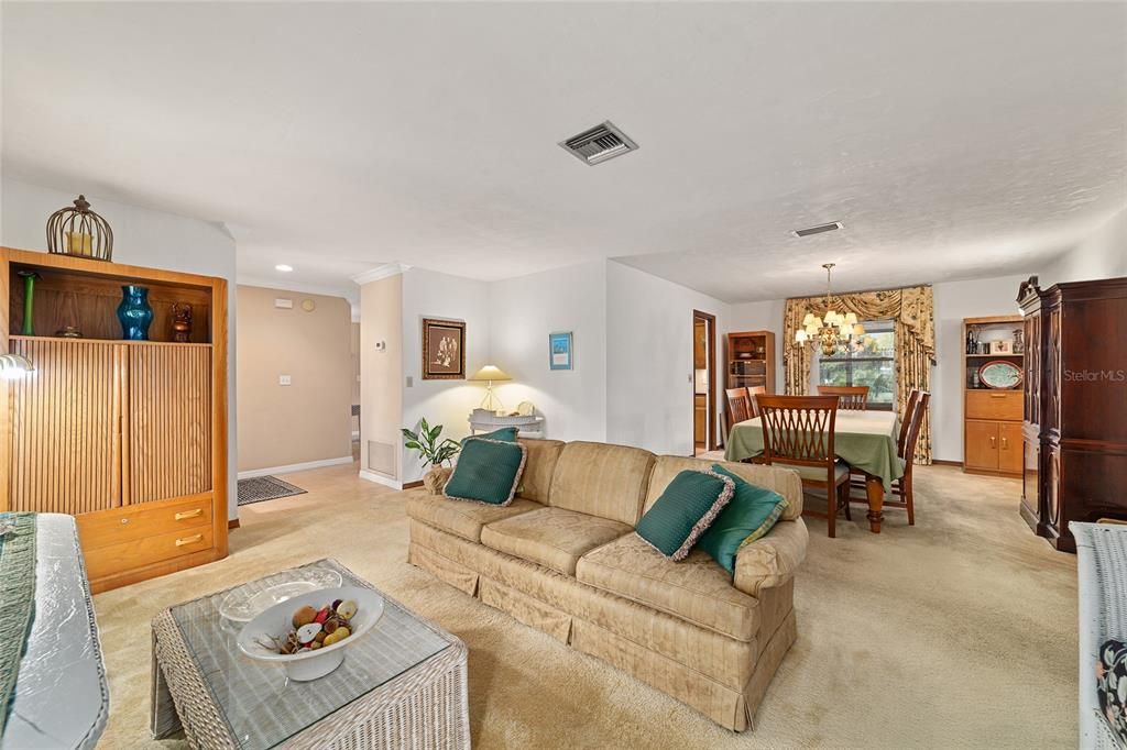 Activo con contrato: $349,000 (3 camas, 2 baños, 2258 Pies cuadrados)