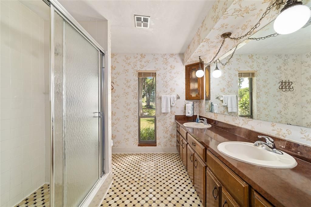 Activo con contrato: $349,000 (3 camas, 2 baños, 2258 Pies cuadrados)