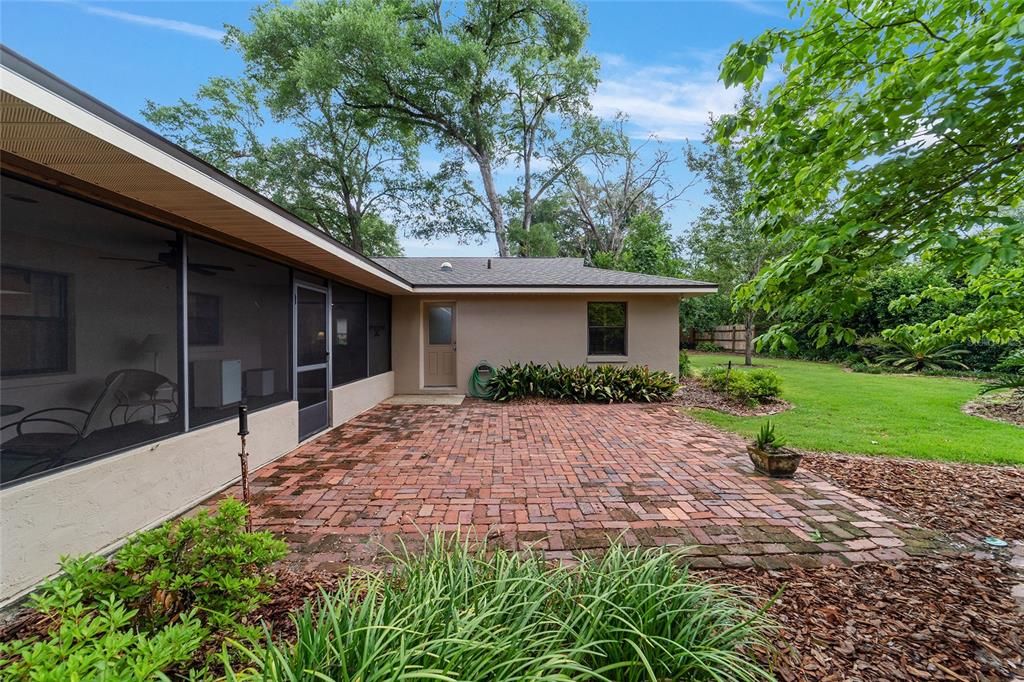 Activo con contrato: $349,000 (3 camas, 2 baños, 2258 Pies cuadrados)