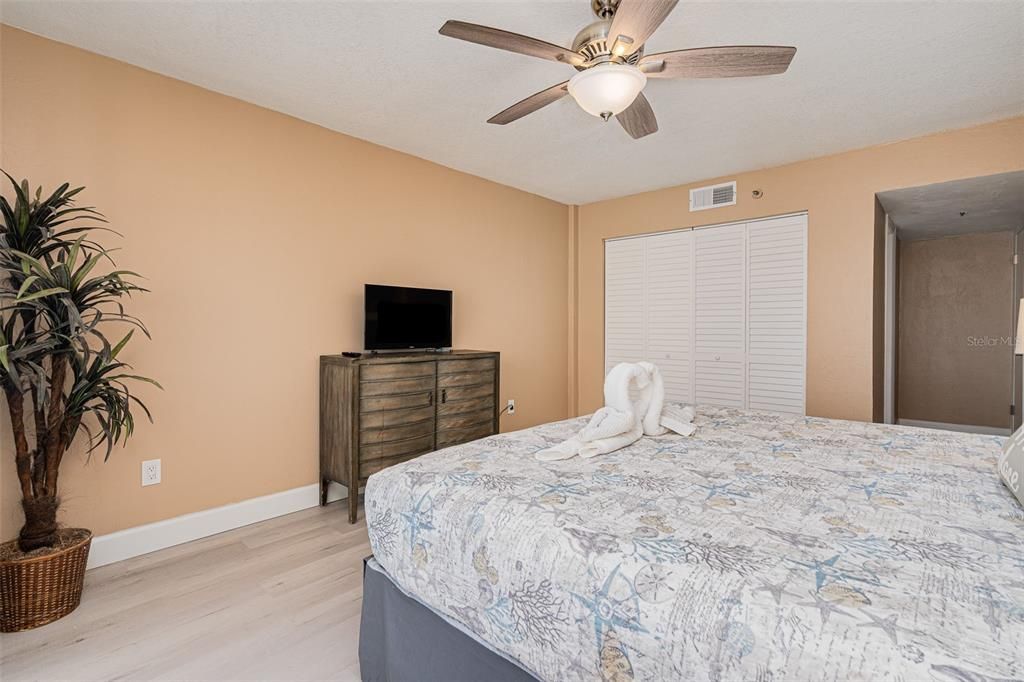 For Sale: $329,000 (2 beds, 2 baths, 1069 Square Feet)