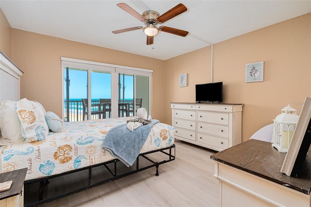 For Sale: $329,000 (2 beds, 2 baths, 1069 Square Feet)