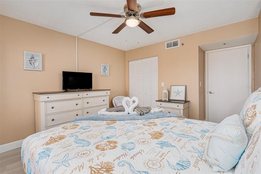 For Sale: $329,000 (2 beds, 2 baths, 1069 Square Feet)