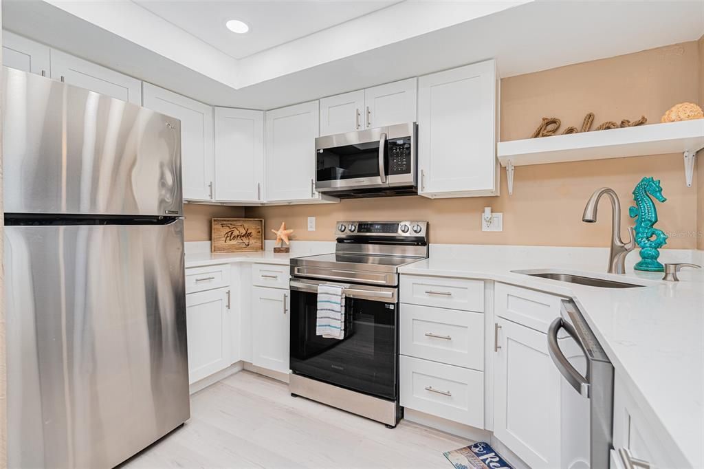For Sale: $329,000 (2 beds, 2 baths, 1069 Square Feet)