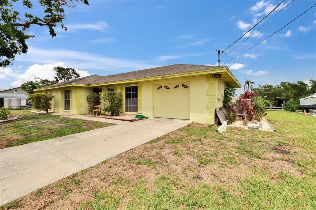 For Sale: $450,000 (3 beds, 2 baths, 1252 Square Feet)