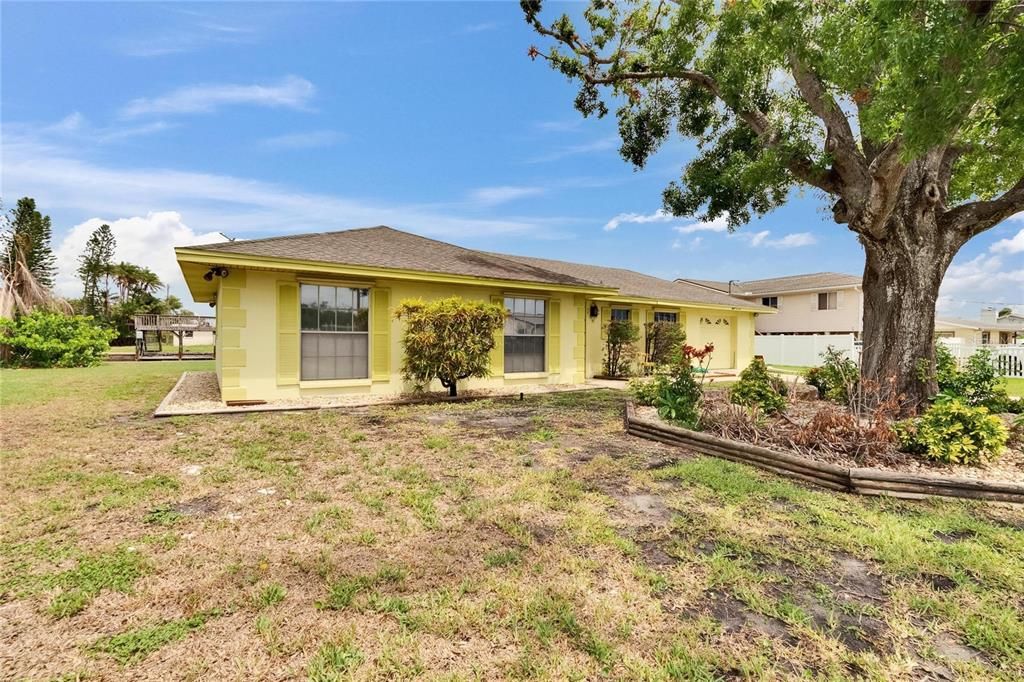 For Sale: $450,000 (3 beds, 2 baths, 1252 Square Feet)