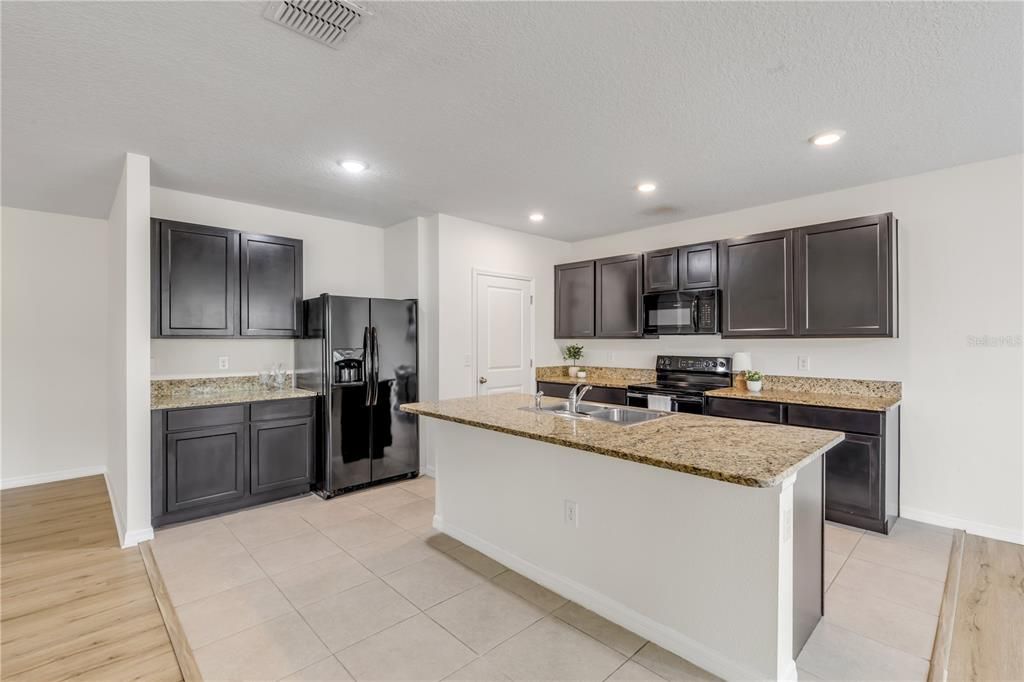En Venta: $314,900 (4 camas, 2 baños, 2319 Pies cuadrados)