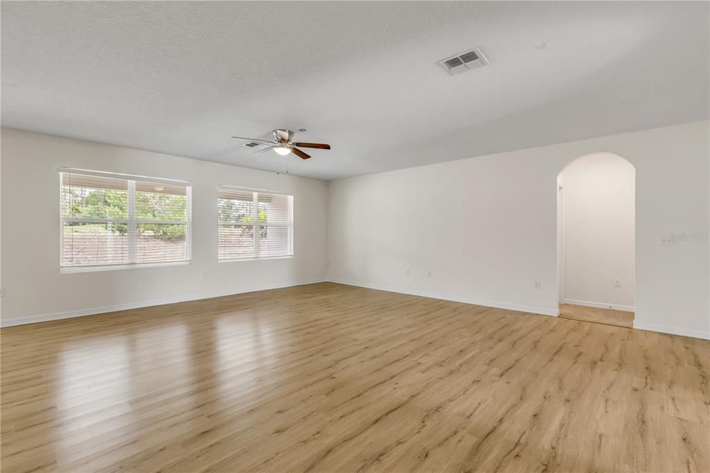En Venta: $314,900 (4 camas, 2 baños, 2319 Pies cuadrados)