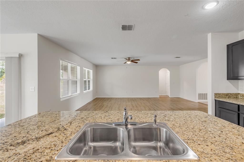 En Venta: $314,900 (4 camas, 2 baños, 2319 Pies cuadrados)