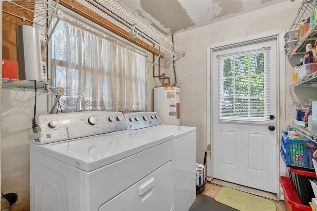 Activo con contrato: $285,000 (4 camas, 2 baños, 1698 Pies cuadrados)