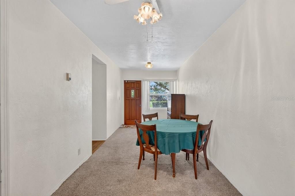 Activo con contrato: $285,000 (4 camas, 2 baños, 1698 Pies cuadrados)