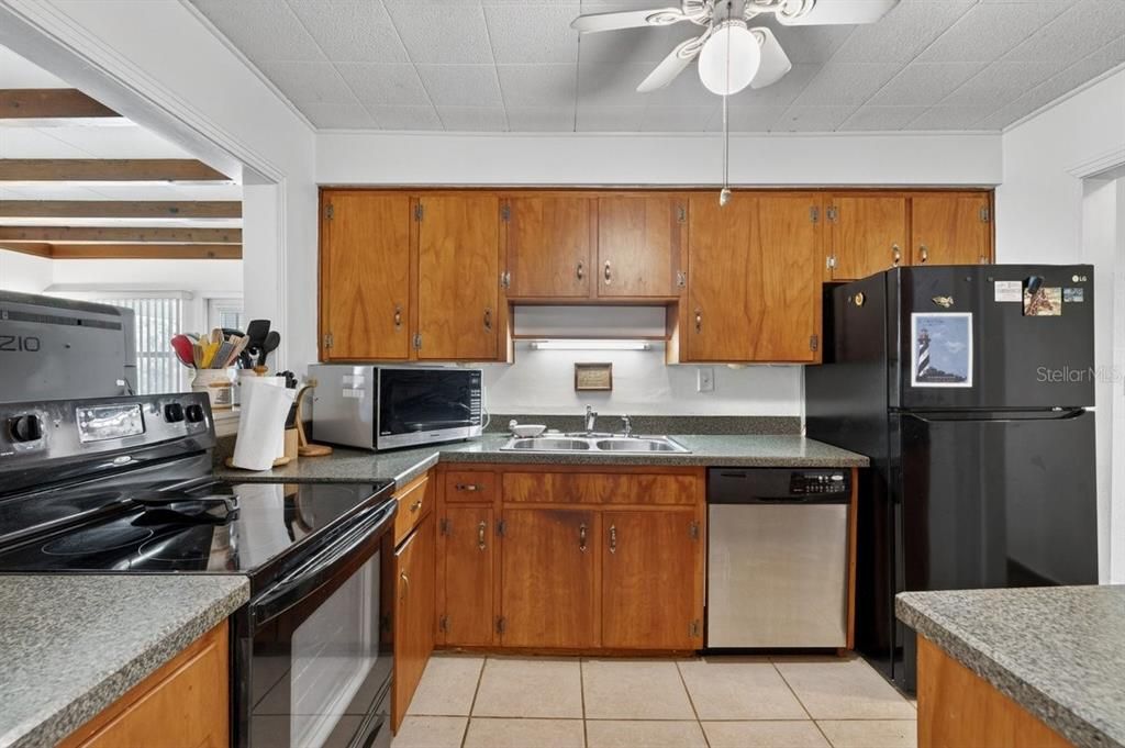 Activo con contrato: $285,000 (4 camas, 2 baños, 1698 Pies cuadrados)