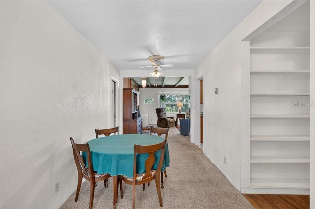 Activo con contrato: $285,000 (4 camas, 2 baños, 1698 Pies cuadrados)
