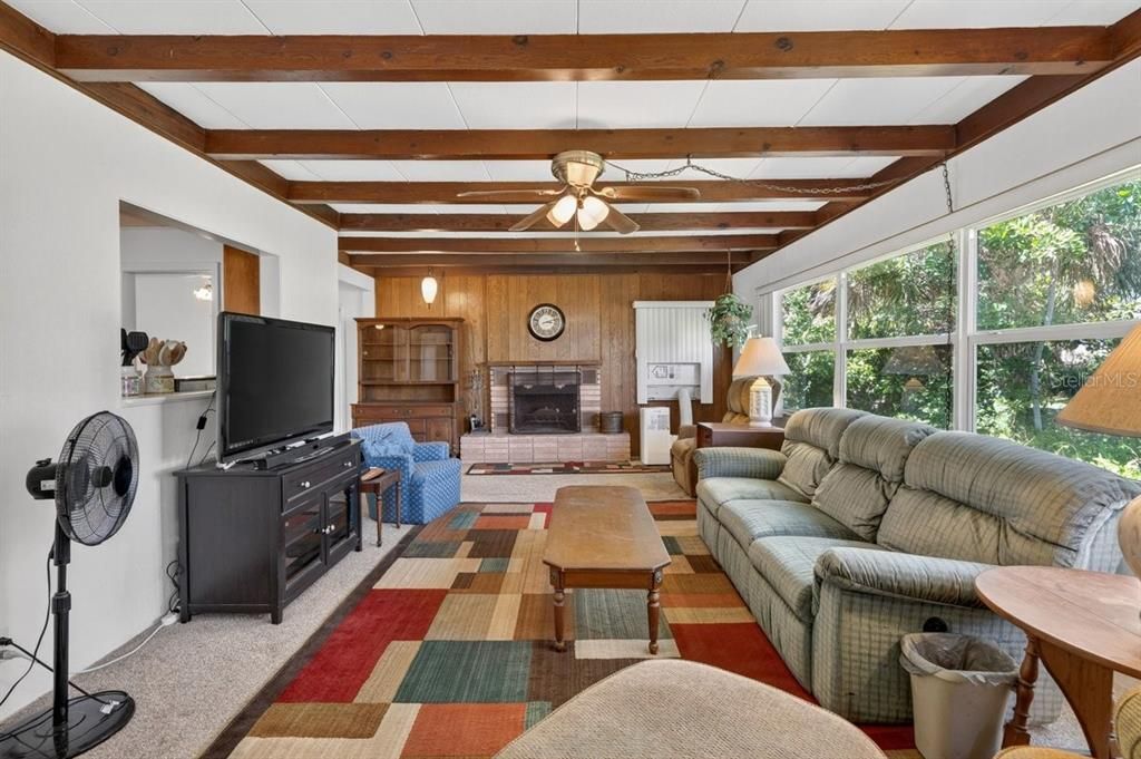 Activo con contrato: $285,000 (4 camas, 2 baños, 1698 Pies cuadrados)