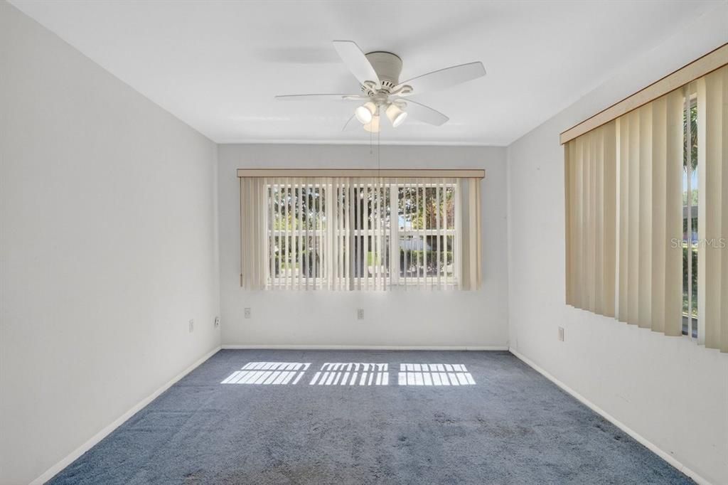 Activo con contrato: $285,000 (4 camas, 2 baños, 1698 Pies cuadrados)