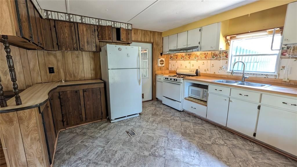 For Sale: $110,000 (2 beds, 1 baths, 770 Square Feet)