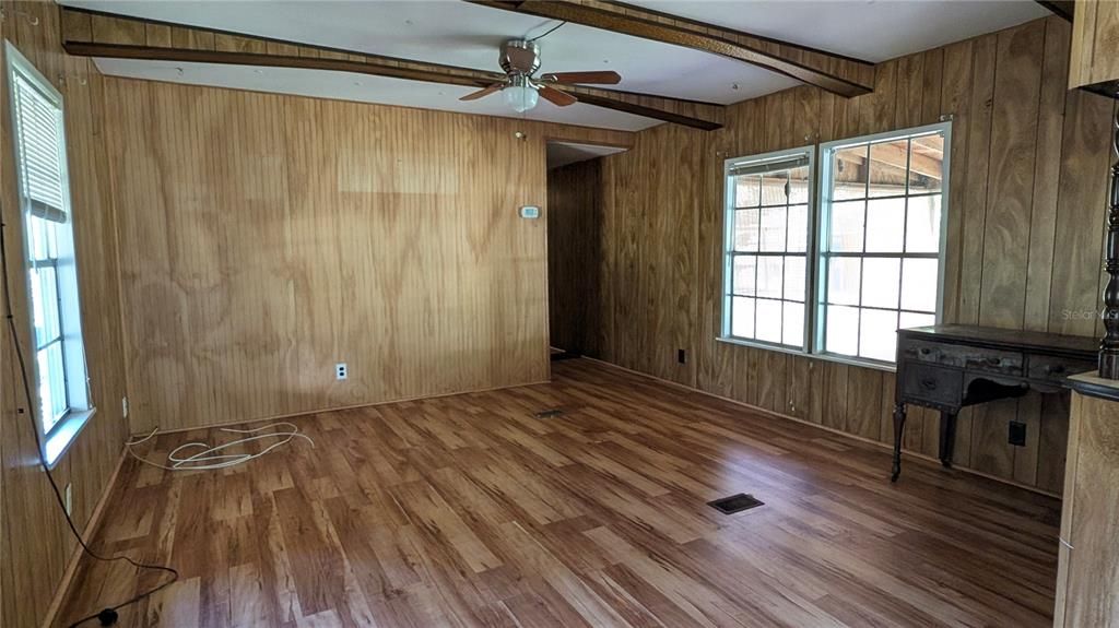For Sale: $110,000 (2 beds, 1 baths, 770 Square Feet)