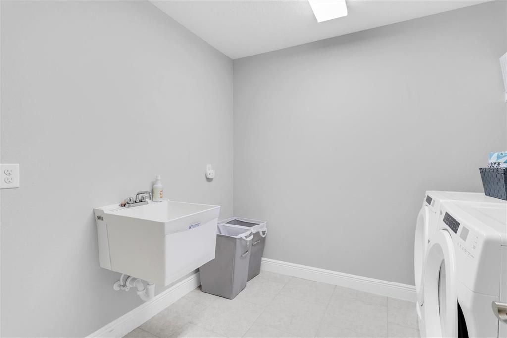 For Sale: $980,000 (5 beds, 4 baths, 3547 Square Feet)