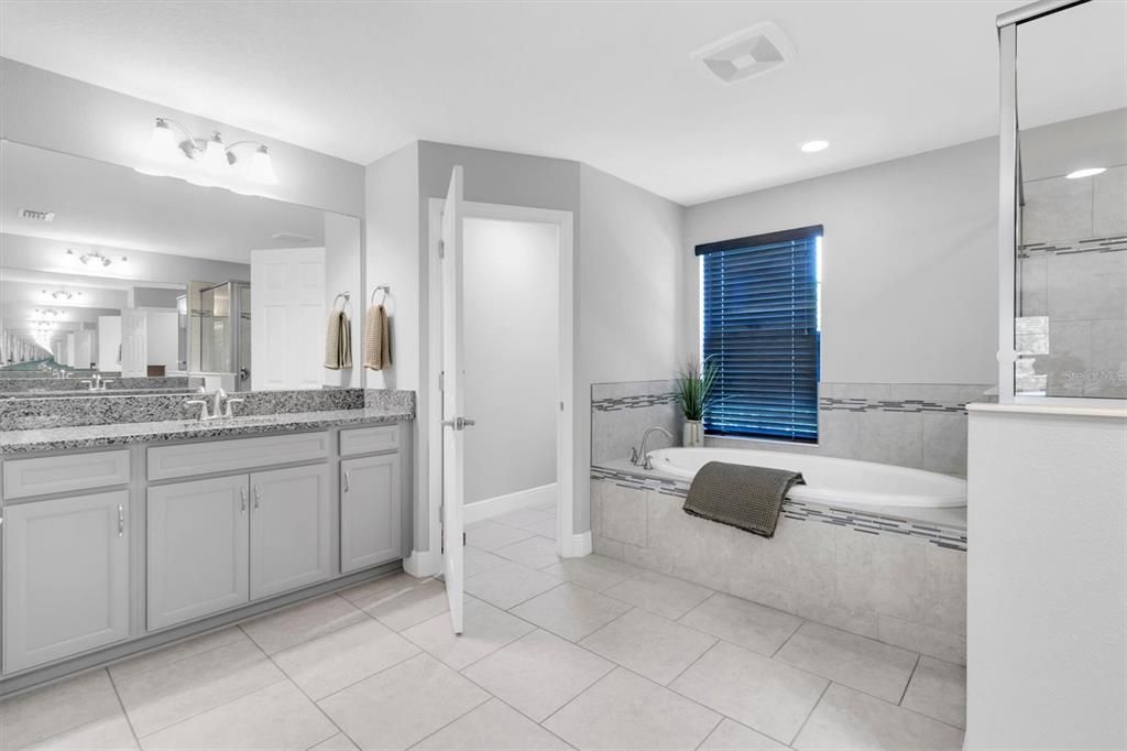 For Sale: $980,000 (5 beds, 4 baths, 3547 Square Feet)