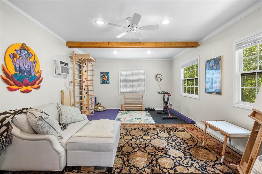 Activo con contrato: $599,000 (3 camas, 2 baños, 1555 Pies cuadrados)