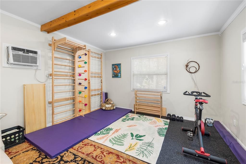 Activo con contrato: $599,000 (3 camas, 2 baños, 1555 Pies cuadrados)