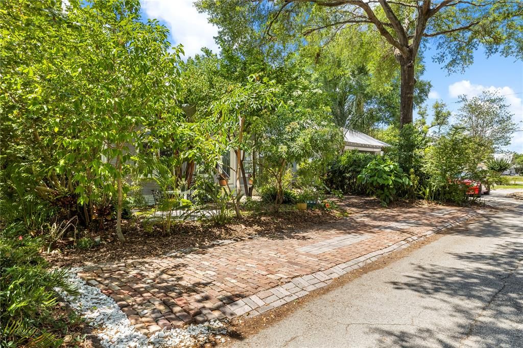 Activo con contrato: $599,000 (3 camas, 2 baños, 1555 Pies cuadrados)
