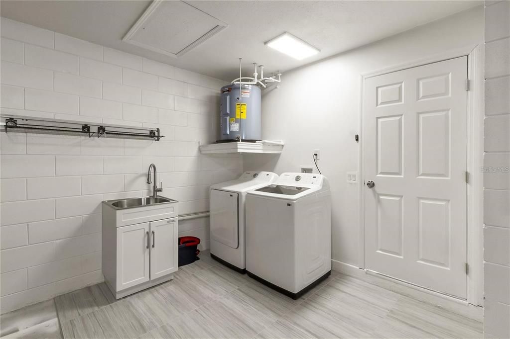 Active With Contract: $3,400 (3 beds, 2 baths, 1994 Square Feet)