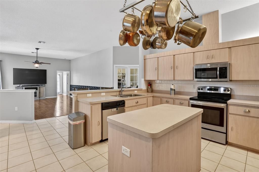 For Sale: $565,000 (4 beds, 3 baths, 2853 Square Feet)